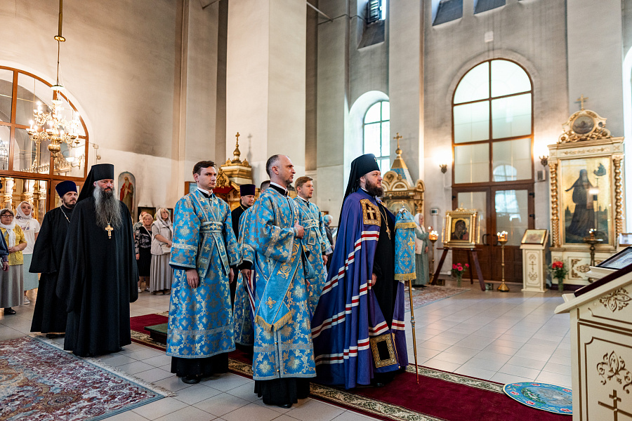 Божественная литургия в Троицком храме села Ваулово м.о. Чехов в день празднования Боголюбской иконы Божией Матери